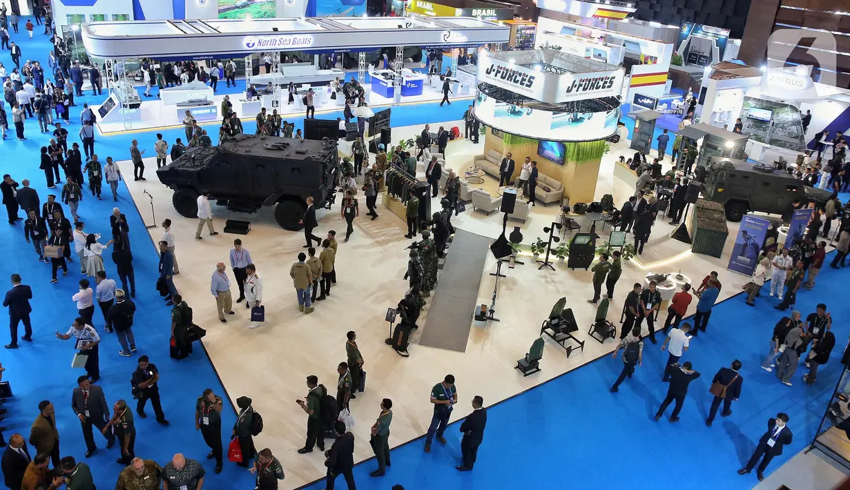 Pengunjung melihat pameran The 10th Indo Defence 2025 Expo & Forum di Jakarta International Expo Kemayoran, Jakarta, Rabu (11/6/2025). (Liputan6.com/Angga Yuniar)