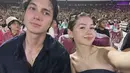 Sandrinna dan Junior Roberts nonton konser Blackpink di hari pertama di bangku platinum. Pakai outfit warna hitam, pasangan yang terpaut usia 7 tahun ini makin selaras. Kenakan baju model kemben, penampilan Sandrinna Michelle disorot karena terlalu dewasa dan tak sesuai usianya. Komentar negatif ramai dibubuhkan, Sandrinna tutup kolom komentar. Dalam unggahannya, Sandrinna dan Junior Robert menikmati konser dan nyanyi bareng lagu Lovesick Girl. (Liputan6.com/IG/@sandrinna_11)