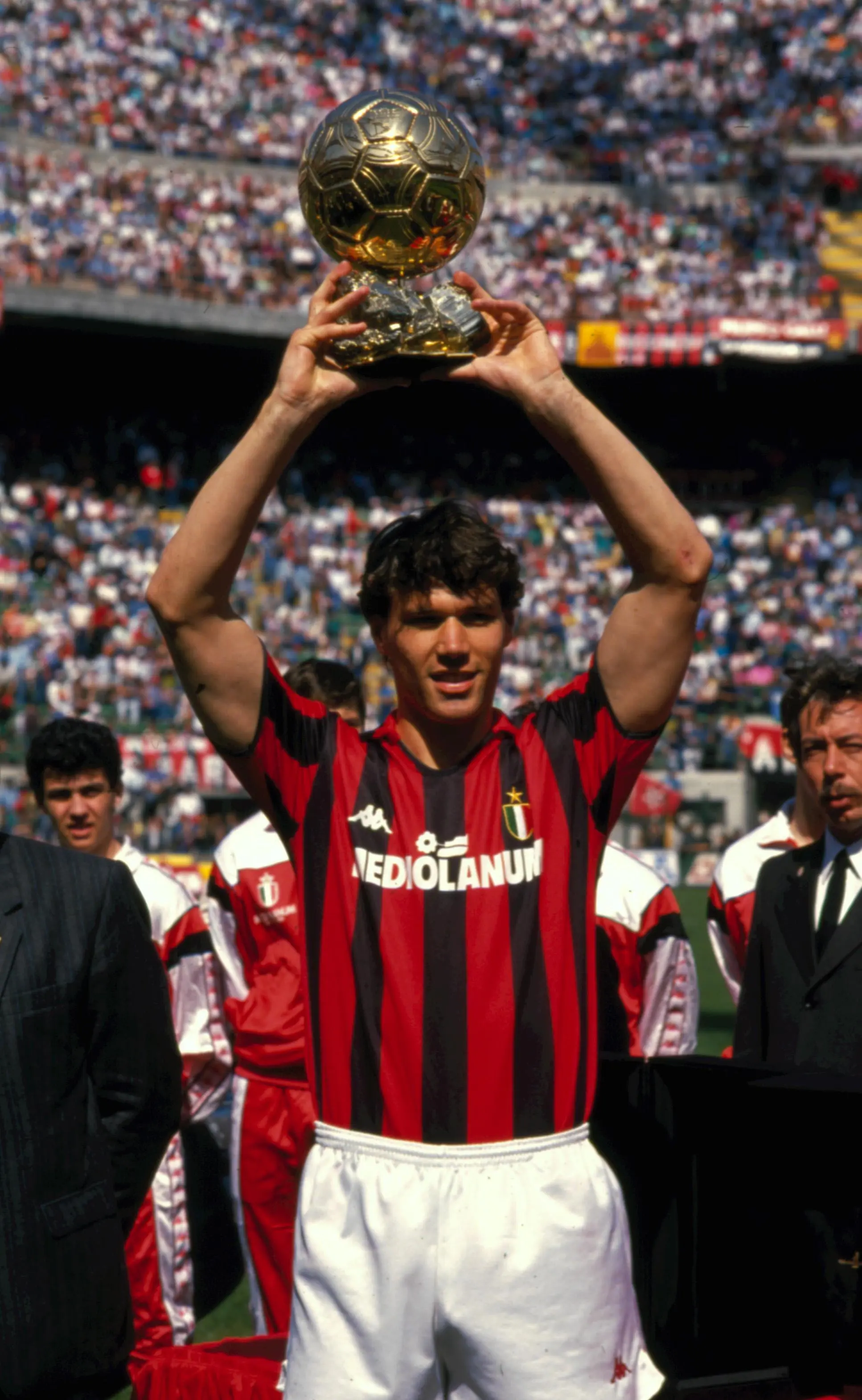 Bersama Rossonerri, kemampuan mengolah Si Kulit Bundar Van Basten semakin meningkat. Ia mampu membawa pulang tiga trofi Ballon d’Or yakni pada 1988, 1989, serta 1992.( pinterest.com)