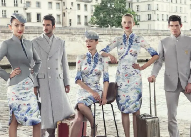 Seragam pramugari maskapai Hainan Airlines hadir dalam ajang Haute Couture Paris Fashion Week. (Foto: Instagram/@hainanairlines)