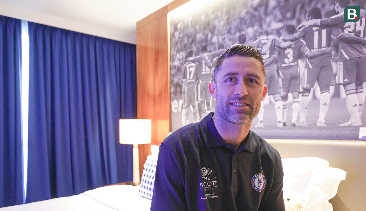 Gary Cahill sudah pensiun sebagai pemain profesional. Kini ia menikmati karier baru sebagai pandit dan sebagai salah satu duta Chelsea. (Bola.com/Abdul Aziz)