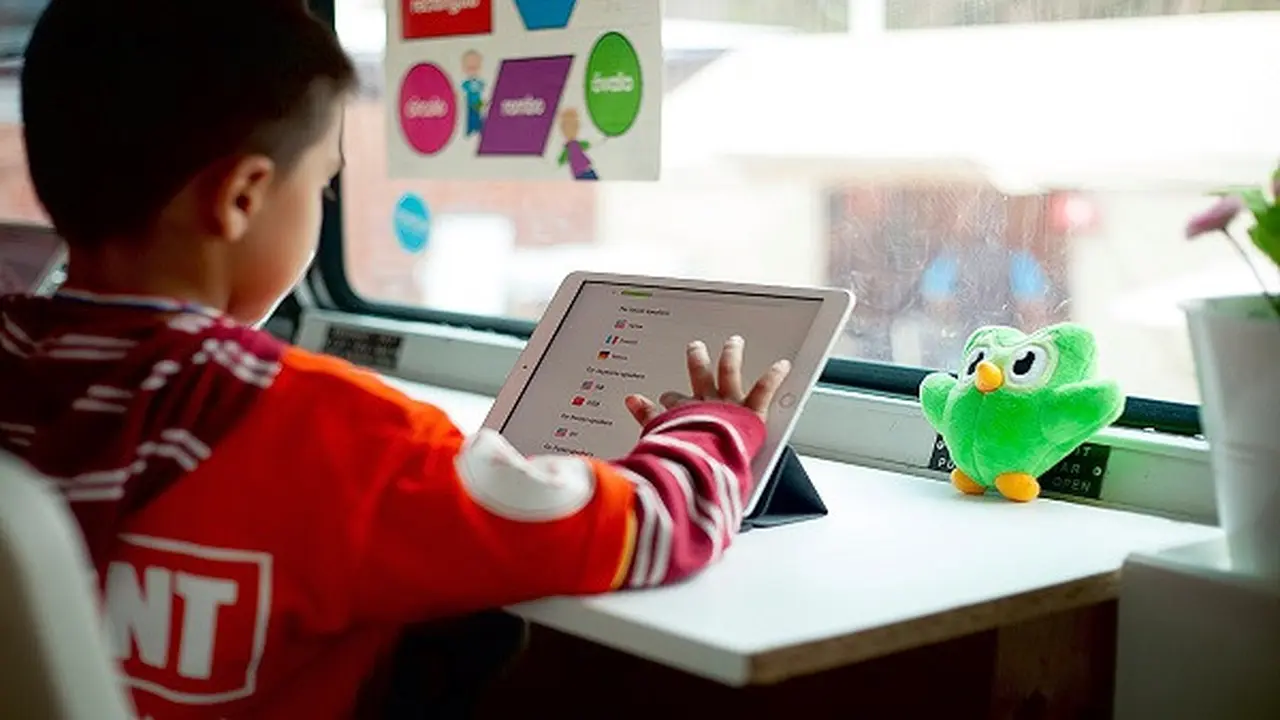 Siswa belajar dengan aplikasi duolingo