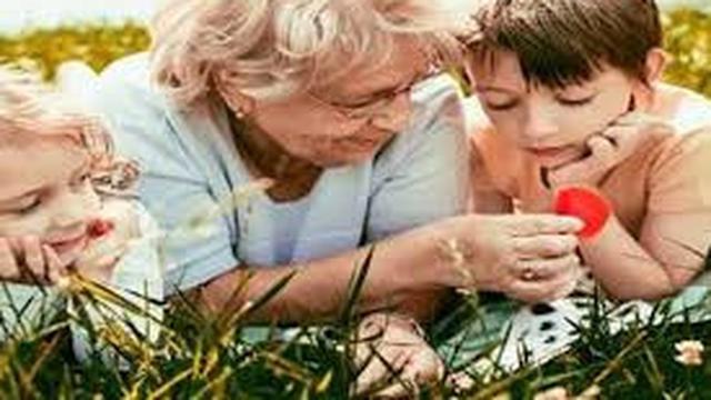 Nene Bersama Cucunya