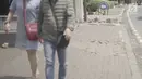 Pejalan kaki melintas di trotoar ruas jalan kawasan Kemang, Jakarta, Minggu (12/5/2019). Rencana pembangunan fisik penataan ruang jalan atau pedestrian kawasan Kemang akan dimulai pada akhir Mei 2019 dengan tujuan menjadikan kawasan tersebut sebagai objek wisata. (Liputan6.com/Immanuel Antonius)