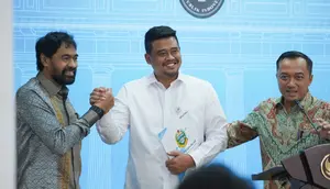 Mensesneg Prasetyo Hadi mengumumkan keputusan Presiden Prabowo Subianto terkait polemik 4 pulau Aceh-Sumut. Prabowo menyatakan bahwa 4 pulau itu masuk wilayah Aceh. (Foto: Istimewa)