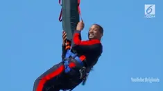 Aktor Will Smith merayakan ulang tahunnya ke-50 dengan bungee jumping. Ia melakukan aksi tersebut di antara tebing tinggi Grand Canyon.