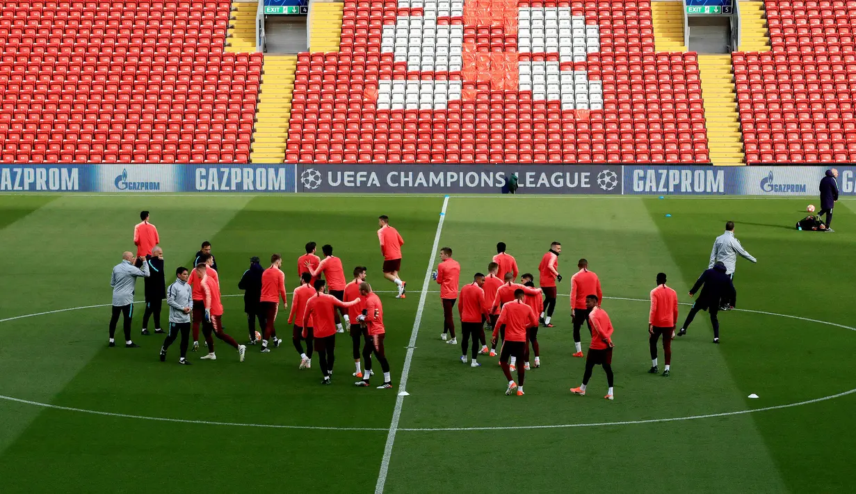 Suasana saat para pemain Barcelona mengikuti sesi latihan jelang menghadapi Liverpool pada leg kedua semifinal Liga Champions di Stadion Anfield, Liverpool, Inggris, Senin 6 Mei 2019. (Peter Byrne/PA via AP)