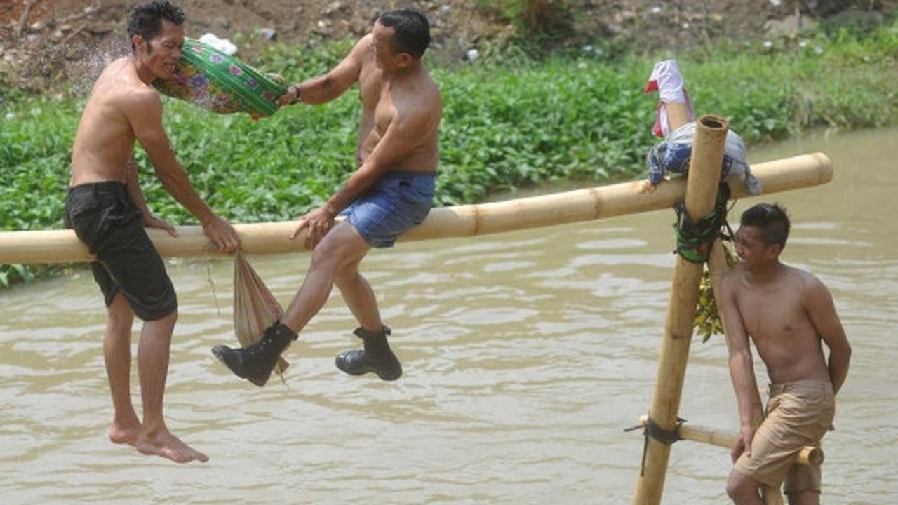 Semarak lomba gebuk bantal di Kalimalang