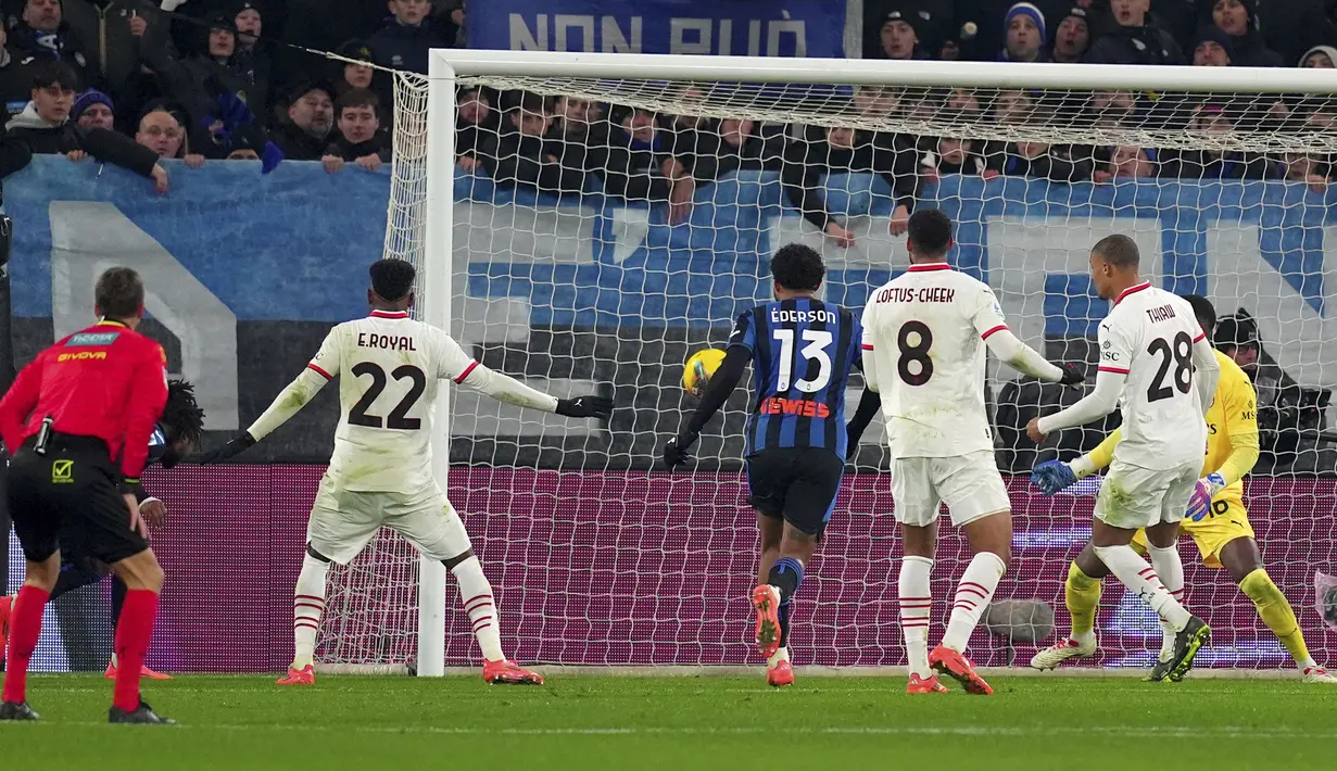 Pemain Atalanta, Ademola Lookman (kiri tertutup wasit) mencetak gol kemenangan timnya ke gawang AC Milan pada laga lanjutan Liga Italia 2024/2025 di ewiss Stadium, Bergamo, Italia, Sabtu (07/12/2024) dini hari WIB. (AP Photo via Spada/LaPresse)