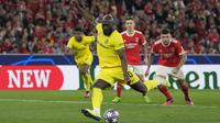 Striker Inter Milan, Romelu Lukaku mencetak gol kedua timnya ke gawang Benfica lewat eksekusi penalti pada laga leg pertama babak perempatfinal Liga Champions 2022/2023 di Luz Stadium, Benfica, Rabu (12/4/2023) dini hari WIB. (AP Photo/Armando Franca)
