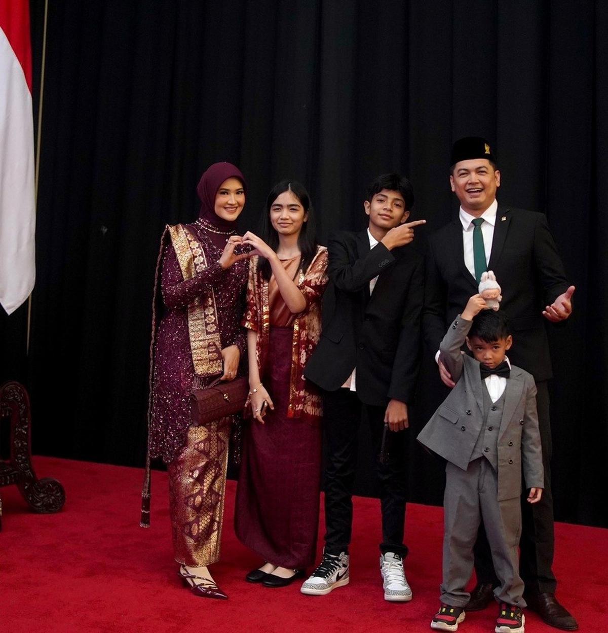 Saat ditanya tentang penghasilan yang bisa mencapai ratusan juta di DPR, Tommy menegaskan, "Enggak. Gak sampe segitu gajinya kalau nggak salah enam belas (juta)," ujarnya.
