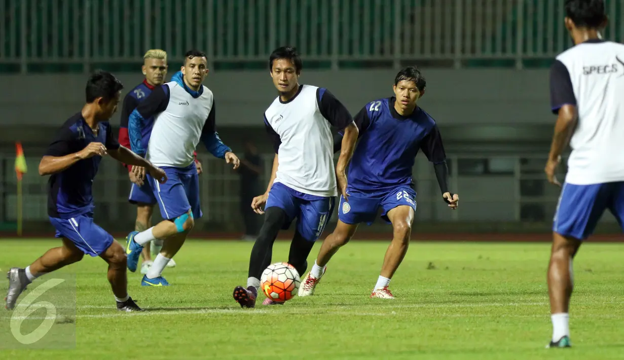 Pemain Arema FC saat latihan uji lapangan jelang laga final Piala Presiden 2017 di Stadion Pakansari, Kab Bogor, Jumat (10/3). Di final, Arema FC akan berlaga melawan PBFC, Minggu (12/3). (Liputan6.com/Helmi Fithriansyah)