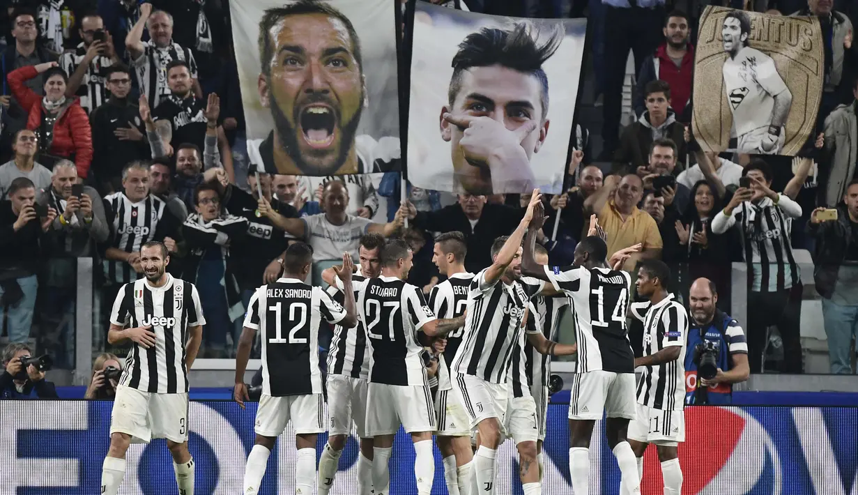 Para pemain Juventus merayakan gol Mario Mandzukic bersama suporter pada laga grup D Liga Champions di Allianz stadium, Turin, (27/9/2017). Juventus menang 2-0. (AFP/Miguel Medina)