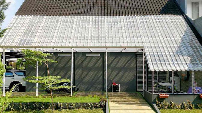 Teras samping di desain rumah industrial minimalis. (dok. Arsitag)