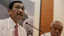 Menko Polhukam Luhut Panjaitan saat jumpa pers pencatutan namanya dalam negosiasi Ketua DPR Setya Novanto-Freeport, di Jakarta, Kamis (19/11). Luhut menyebut kalau dirinya tak tahu menahu dan tak pernah bicara urusan saham. (Liputan6.com/Faizal Fanani)