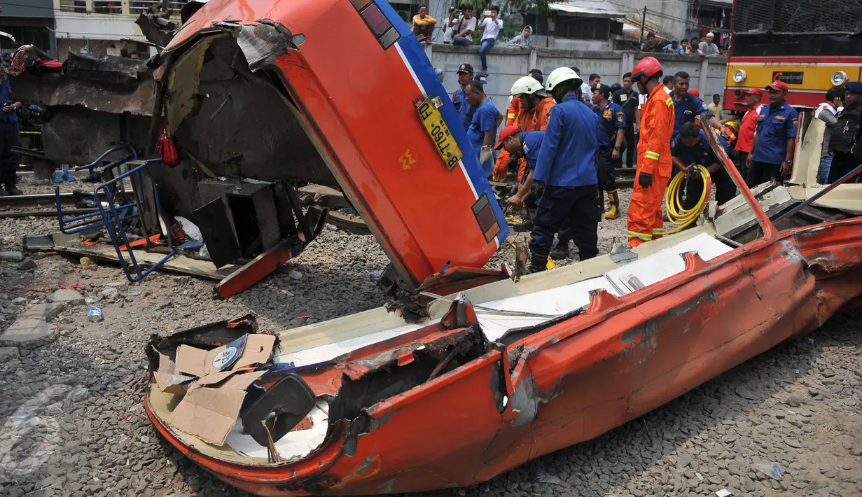 Kecelakaan hebat terjadi antara sebuah Metro Mini dengan kereta Commuter Line di perlintasan Angke, Tambora, Jakarta, Minggu (6/12/2015). Bus hancur dan terseret hingga 200 meter. Sebanyak 13 orang dilaporkan tewas. (Liputan6.com/Gempur M Surya)  