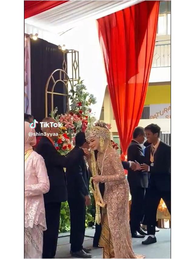 Siswi SMP Ini Pakai Baju Pengantin di Momen Wisuda, Alasannya Unik