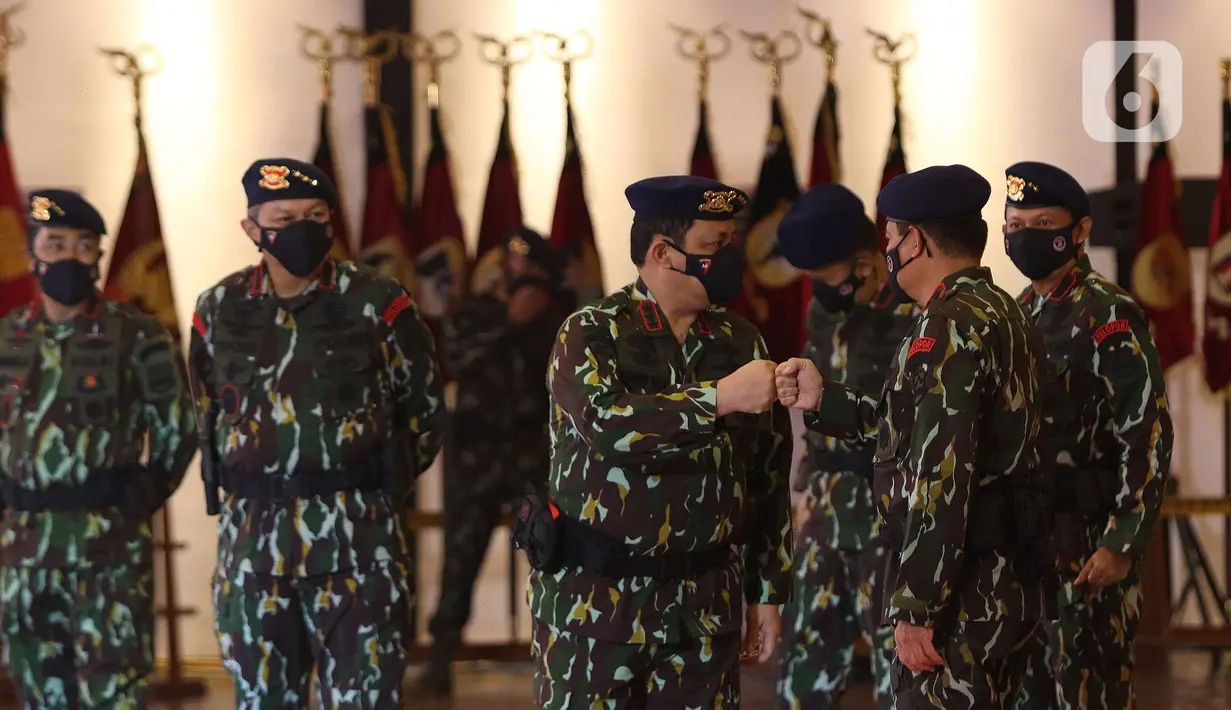 Wakapolri Komjen Pol Gatot Eddy Pramono (ketiga kiri) saat menghadiri upacara HUT ke-76 Korps Brimob Polri di Mako Brimob, Kelapa Dua, Depok, Jawa Barat, Minggu (14/11/2021). Peringatan HUT ke-76 Korps Brimob tersbeut mengangkat tema "Terlatih, Tangguh, dan Responsif". (Liputan6.com/Herman Zakharia)