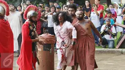 Adegan yang menceritakan Yesus dibawa pasukan Romawi yang diperagakan dalam drama teatrikal Jalan Salib (Tablo) saat perayaan Paskah di Gereja St Matius Penginjil Bintaro, Jumat (14/4). (Liputan6.com/Angga Yuniar)