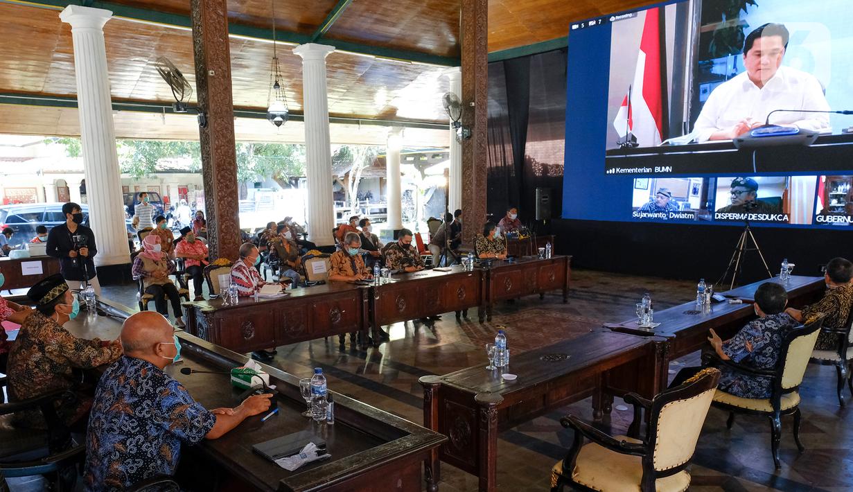 Menteri BUMN, Erick Thohir (layar) memberikan sambutan melalui video conference pada acara Penandatangan Perjanjian Kerjasama Pendirian Perusahaan Patungan antara PT Semen Gresik dengan 6 PT BUMDes di Rembang, Kamis (9/4/2020). (Liputan6.com/Pool/SIG)