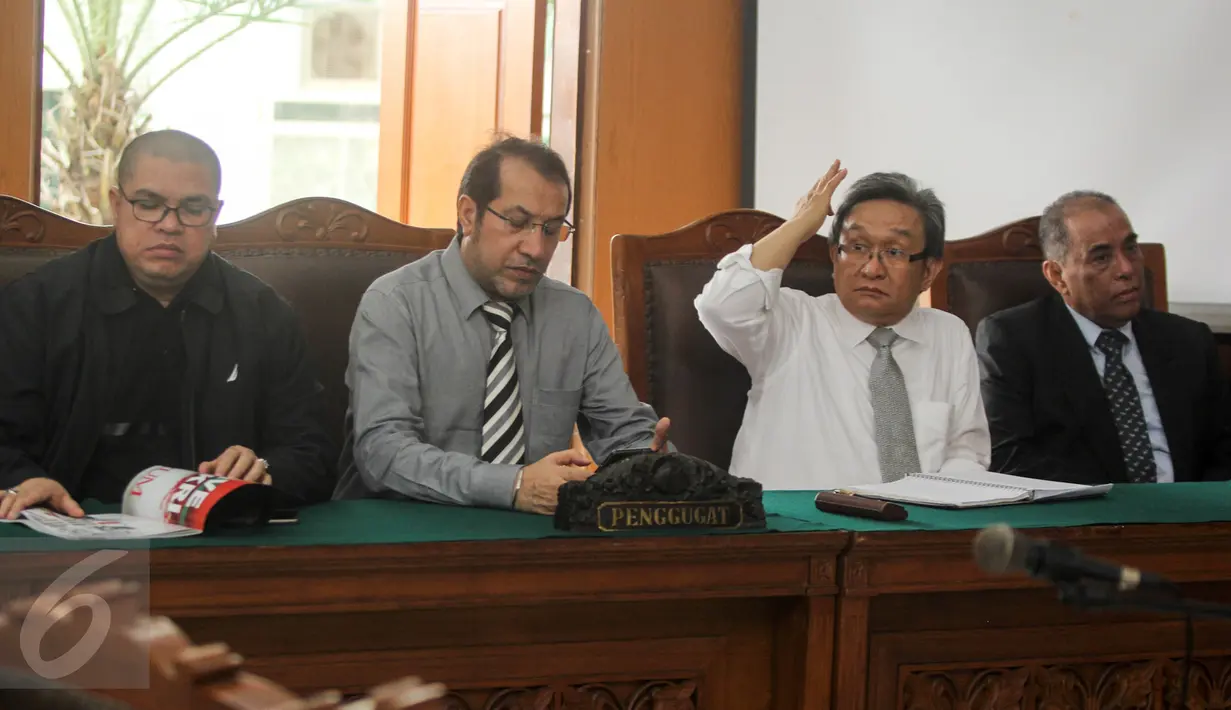 Tim kuasa hukum Irman Gusman menyimak pembacaan putusan sidang praperadilan di PN Jakarta Selatan, Rabu (2/11). Dalam sidang putusan, hakim memvonis gugur gugatan praperadilan mantan Ketua DPD Irman Gusman melawan KPK. (Liputan6.com/Yoppy Renato)