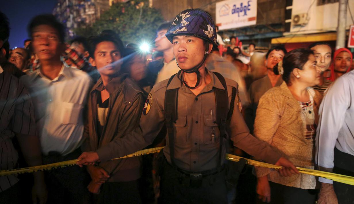 Polisi berjaga di sekitar lokasi kebakaran di pasar Minglar di Yangon, Myanmar, Sabtu (9/1/2016). Penyebab kebakaran masih dalam penyelidikan . (Reuters/Soe Zeya Tun)