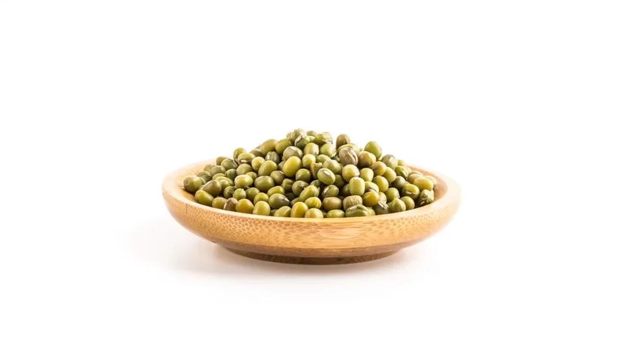 3.&nbsp;Membantu Perkembangan Otak Bayi: Kacang hijau mengandung thiamin atau vitamin B1, yang mendukung perkembangan otak bayi.