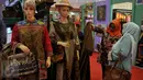 Pengunjung memilih baju batik di salah satu stand pameran Produk Fashion dan Craft Indonesia, di JCC, Jakarta, Selasa (26/8/2015).  Pameran yang berlangsung hingga 30 Agustus 2015 itu diikuti 206 peserta dari berbagai kota. (Liutan6.com/Johan Tallo)