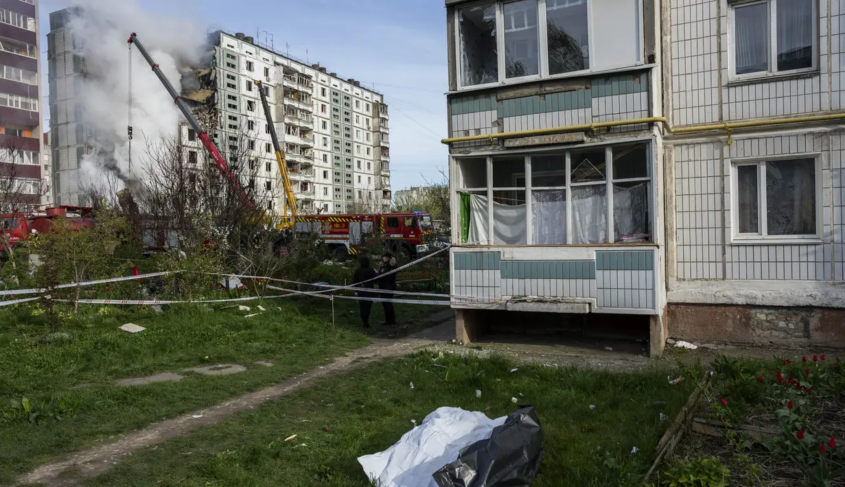 Pemerintah kota mengatakan angkatan udara Ukraina mencegat 11 rudal jelajah dan dua kendaraan udara tak berawak di atas Kyiv. (AP Photo/Bernat Armangue)