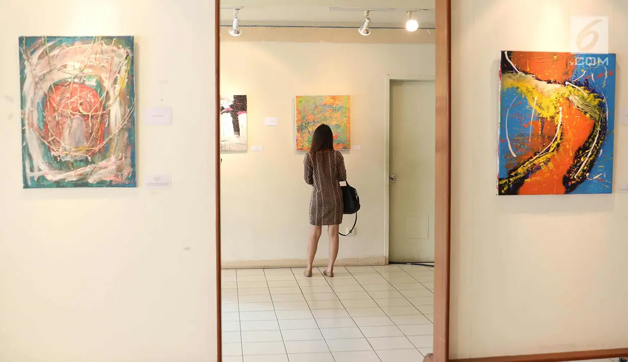 Pengunjung mengamati karya yang dipajang dalam pameran seni rupa bertajuk ‘Ekspresi Ragam Jiwa’ di Galeri Cipta III Taman Ismail Marzuki, Jakarta, Rabu (4/4). Pameran ini berlangsung hingga 13 April 2018. (Liputan6.com/Immanuel Antonius)