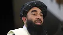 Juru bicara Taliban Zabihullah Mujahid berbicara dalam konferensi pers pertamanya di Kabul, Afghanistan, pada Selasa (17/8/2021). Mujahid akhirnya menunjukkan wajahnya setelah bertahun-tahun hanya bersuara di ujung telepon. (AP Photo/Rahmat Gul)