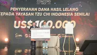 Jackie Chan Menyerahkan Cek $100.000 Kepada Hong Tjhin (Pembina Tzu Chi Sinar Mas)
