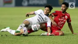 Pemain Persija, Alfriyanto Nico Saputro (kanan) berebut bola dengan Fahreza Sudin (Persita) pada lanjutan laga BRI Liga 1 Indonesia 2022-2023 di Stadion Patriot Chandrabhaga, Bekasi, Rabu (24/8/2022). Laga akhirnya dimenangkan Persija lewat gol yang dicetak Abdulla Yusuf Abdulrahim Mohamed Helal. (Liputan6.com/Helmi Fithriansyah)