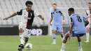 Pemain Juventus, Juan Cuadrado, berusaha melewati pemain Lazio pada laga Serie A di Stadion Allianz, Turin, Senin (20/7/2020). Juventus menang 2-1 atas Lazio. (AP/Marco Alpozzi)