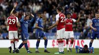 Bek Arsenal, Konstantinos Mavropanos, mendapat kartu merah saat melawan Leicester City pada laga Premier League di Stadion King Power, Kamis (10/5/2018). Leicester City menang 3-1 atas Arsenal. (AP/David Davies)