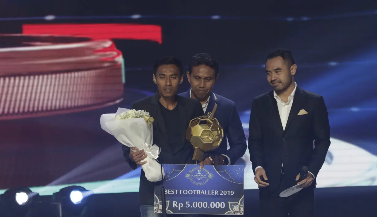 Pemain Bali United, Fadil Sausu, menerima penghargaan sebagai pemain terbaik pada Indonesian Soccer Awards 2019 di Studio Indosiar, Jakarta, Jumat (10/12). Acara ini diadakan oleh Indosiar bersama APPI. (Bola.com/M Iqbal Ichsan)