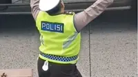 Polisi atur lalu lintas sambil joget. (Foto: Instagram @underc0ver.id)