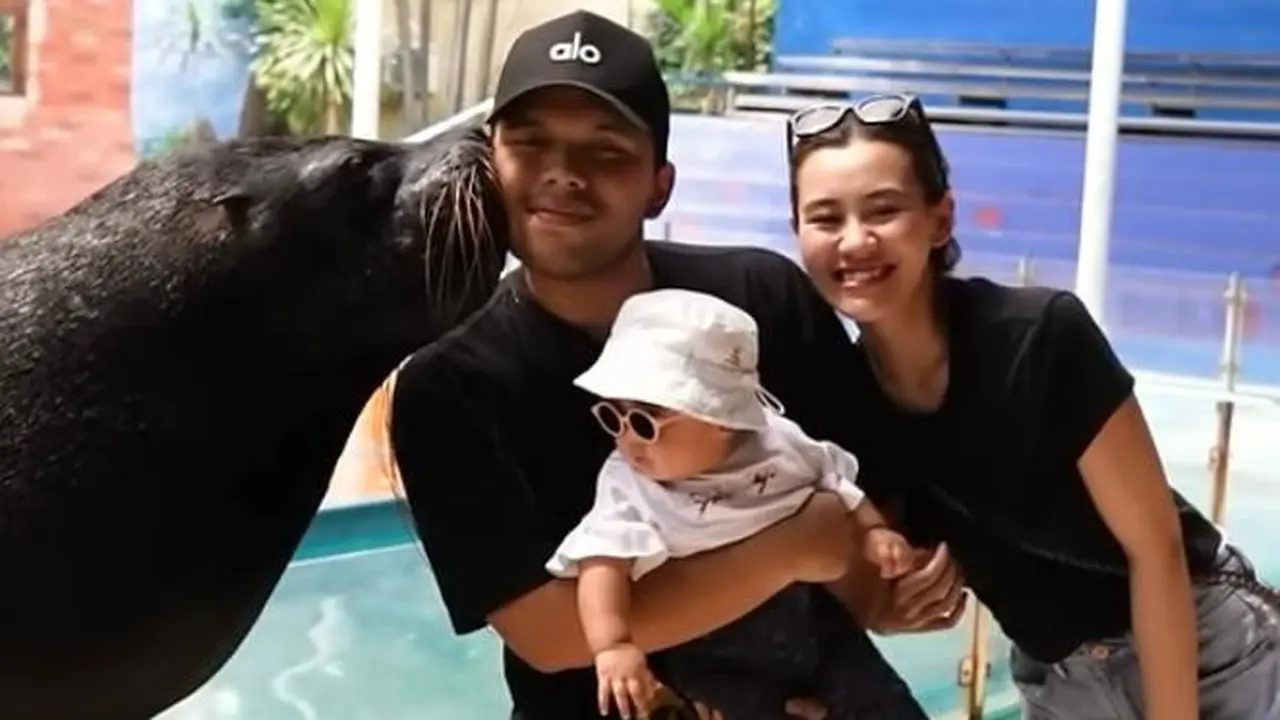 6 Potret Tampilan Aaliyah Massaid saat Momong Ameena-Azura, Dipuji Aura Keibuan Terpancar