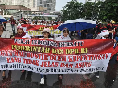 Puluhan orang menggelar aksi damai 'Save Polri' di kawasan Bundaran HI, Jakarta, Minggu (8/2/2015). (Liputan6.com/Faizal Fanani)