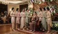 Warna Baju Bridesmaid untuk Pengantin Maroon. (AI Generated)