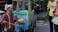 Uniknya Menjajakan Lemang Tapai dengan Alunan Dawai Rebab
