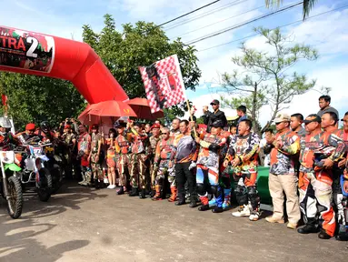 Danjen Kopassus, Mayjen TNI Madsuni mengibarkan bendera start saat membuka Komando Trail Adventure (Kotra) 2 di Yon 14 Grup 1 Kopassus, Bogor, Jawa Barat, Sabtu (8/4). Acara ini bagian perayaan HUT Kopassus ke-65. (Liputan6.com/Helmi Fithriansyah) 