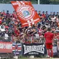 The Jakmania saat menyaksikanl laga antara Persija Jakarta melawan Persika Karawang pada laga uji coba di Stadion Soemantri Brodjonegoro, Kuningan, Jakarta, Sabtu (30/12/2017). Persija menang 3-1 atas Persika. (Bola.com/M Iqbal Ichsan)