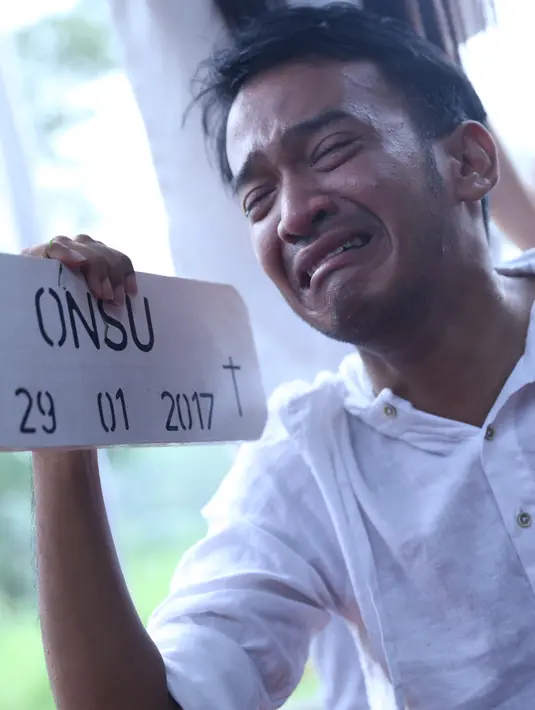 Puluhan pelayat turut mengantarkan ke peristirahatan trakhir di TPU Pondok Rangon. Hujan tidak menyurutkan para pelayat untuk memberikan penghormatan terakhir kalinya. (Nurwahyunan/Bintang.com)