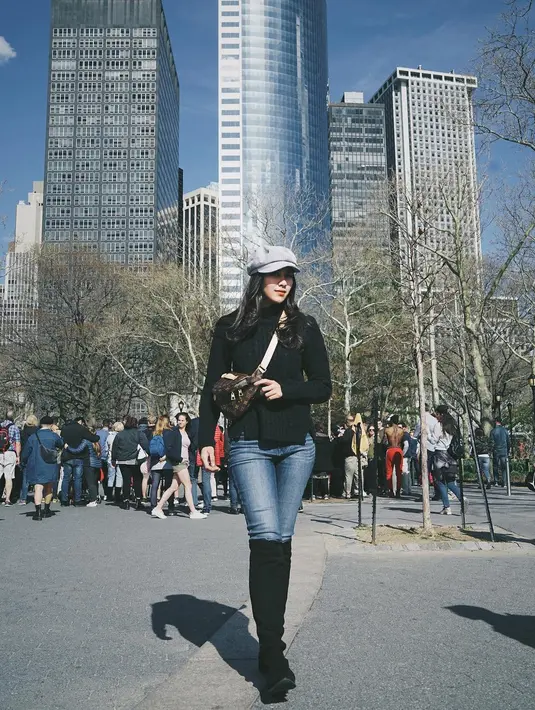 Wah, nggak salah kalau Syahnaz  disebut modis banget saat bulan madu. Coba lihat saja penampilannya ini, ia memakai celana jeans dengan atasan hitam. Ditambah boots hitam dan topi kekiniannya. (Instagram/syahnazs)