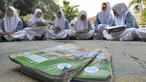 Siswa kelas VIII belajar mata pelajaran Sejarah Kebudayaan di halaman sekolah Mts. Hidayatul Umam di Cinere, Depok, Kamis (7/11/2019). Kegiatan hari belajar di luar kelas yang serentak di seluruh Indonesia ini dilakukan dalam rangka memperingati hari anak internasional. (merdeka.com/Arie Basuki)
