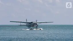 Sebuah pesawat apung mendarat pada uji operasional di Pulau Gili Iyang, Sumenep, Madura, Senin (26/04/2021). Balitbanghub juga merencanakan pembangunan bandar udara perairan sebagai tempat lepas landas (take off) dan pendaratan (landing) dari pesawat apung tersebut. (Liputan6.com/HO/Balitbanghub)