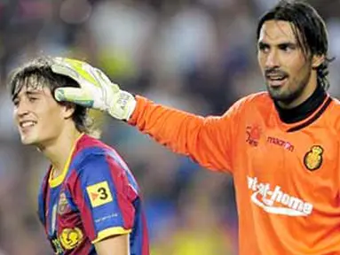 Kiper Real Mallorca Dudu Aouate (kanan) bergurau dengan striker Barcelona Bojan Krkic dalam lanjutan La Liga di Camp Nou Stadium, 3 Oktober 2010. Skor 1-1. AFP PHOTO / JOSEP LAGO 