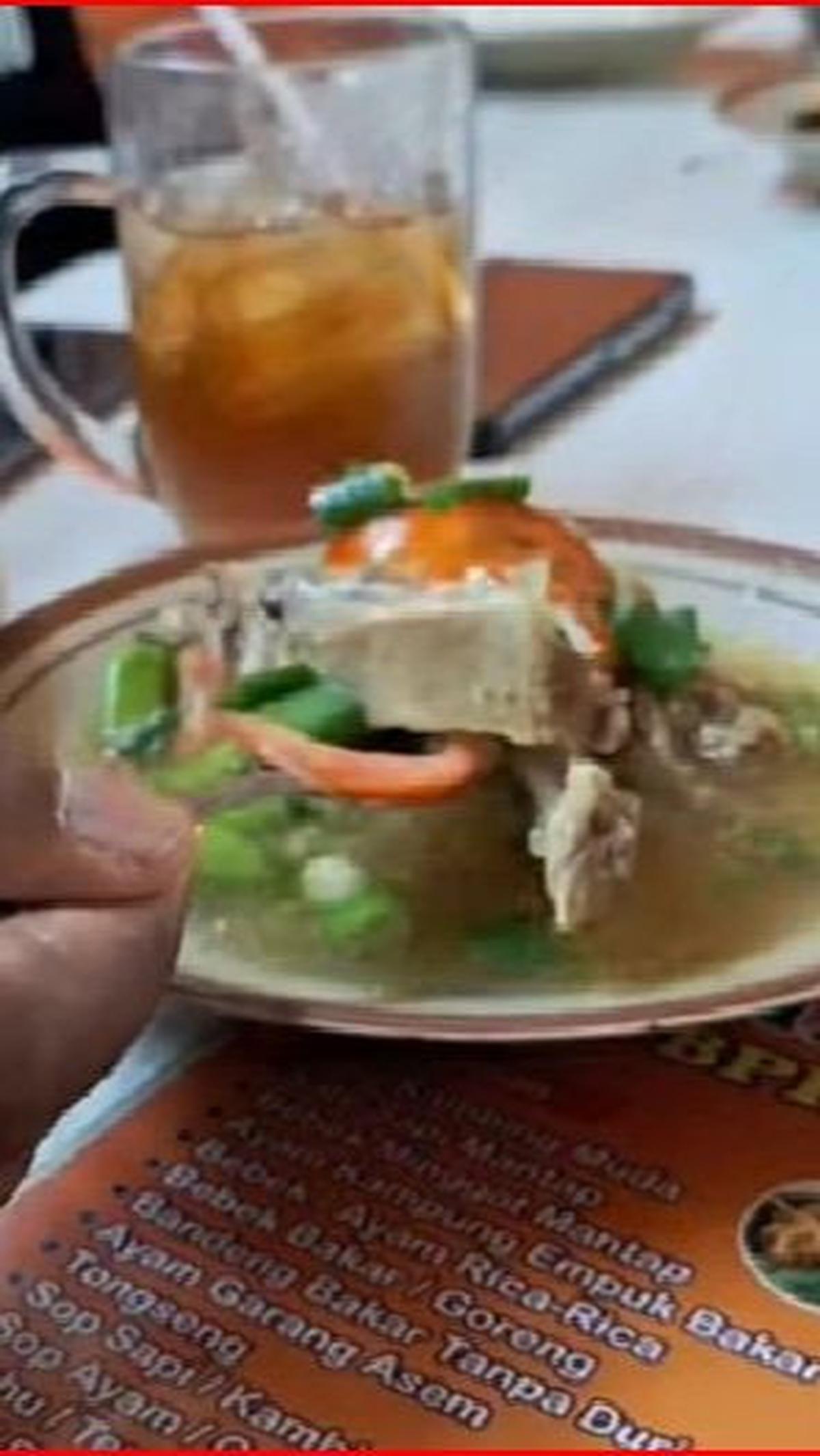Sebelum disajikan, daging bebek dicampuri terlebih dahulu dengan saus dan kecap agar lebih menggoda selera.