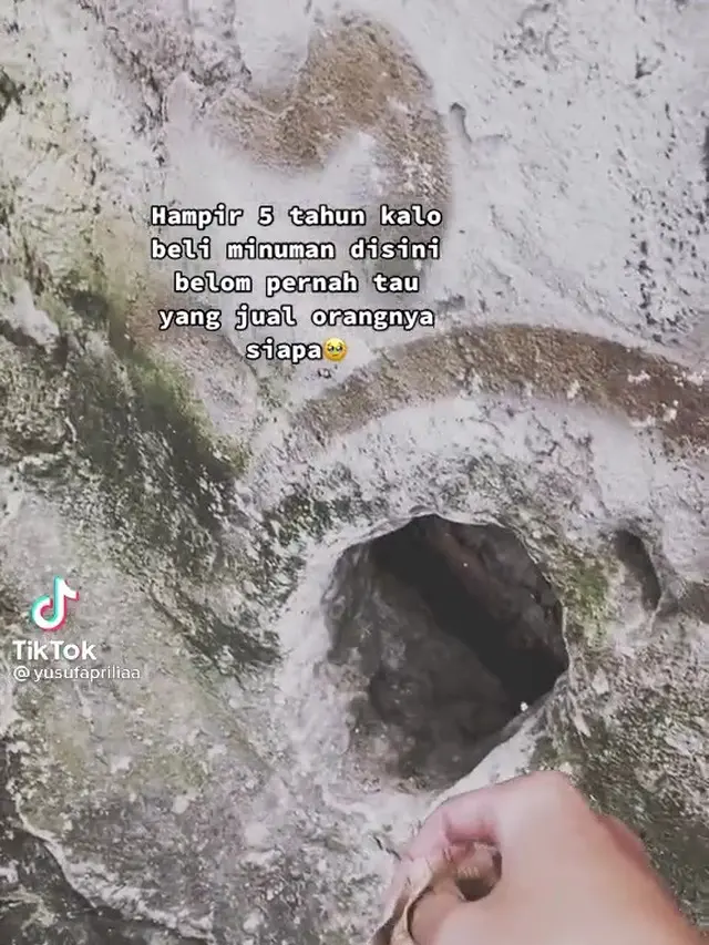 Jualan Es Lewat Lubang Tembok